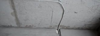 Скрытая электропроводка в стене из пеноблоков